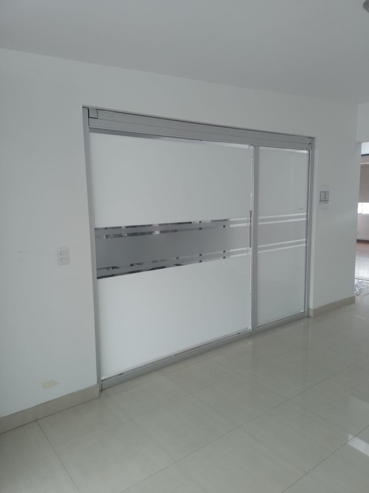 divisiones de ofician en aluminio y vidrio