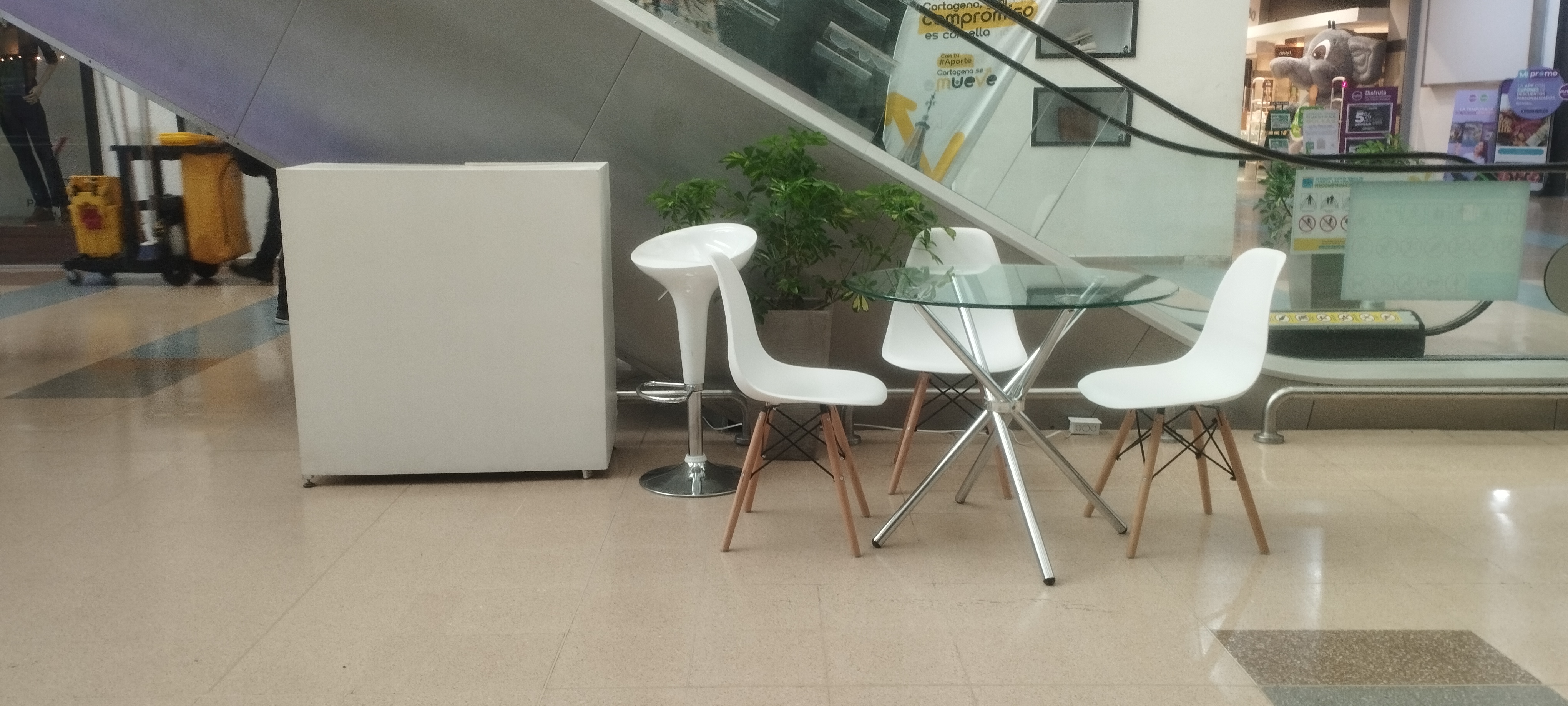 ALQUILER DE SILLAS EAMES Y MESAS DE VIDRIO