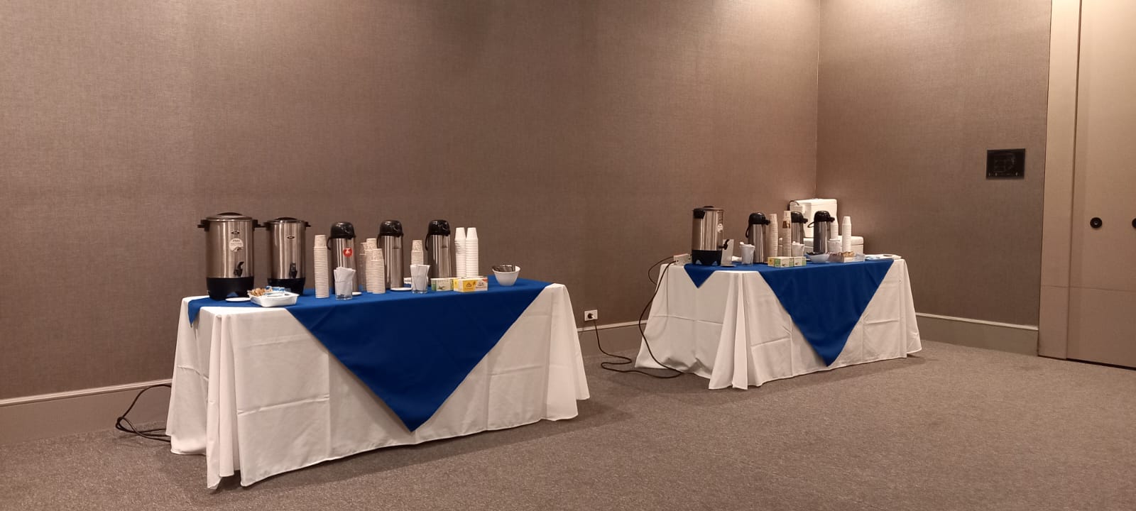 ALQUILER DE MESONES CON MANTEL PARA EVENTOS