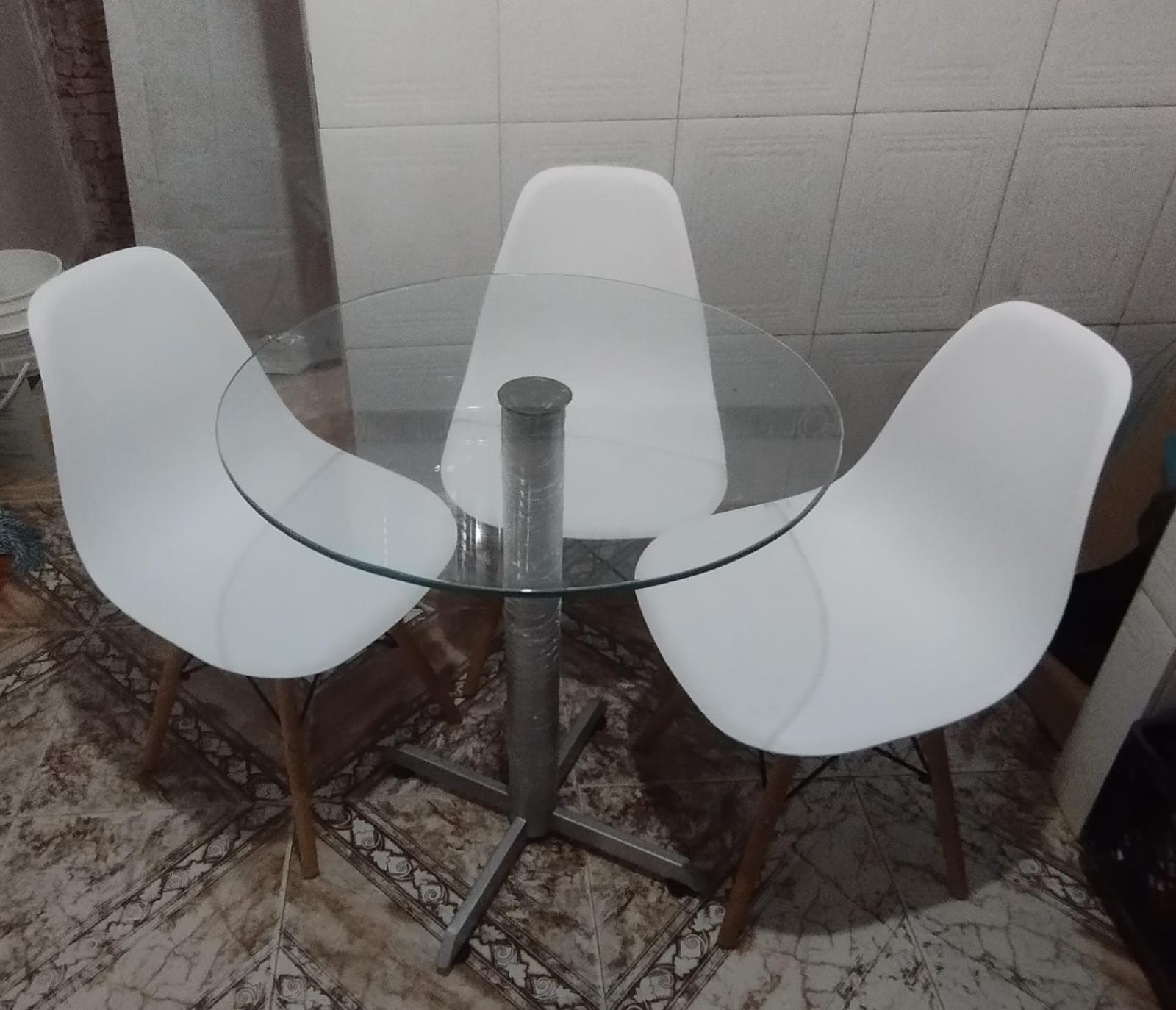 Alquiler de sillas eames y mesa de vidrio